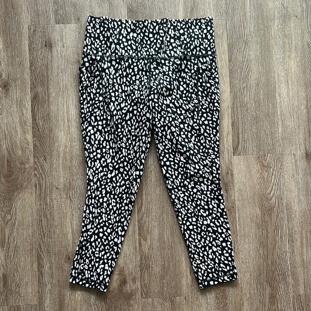 Athleta Salutation Stash Pocket Printed 7/8 Tight Leggings Black & White Leopard